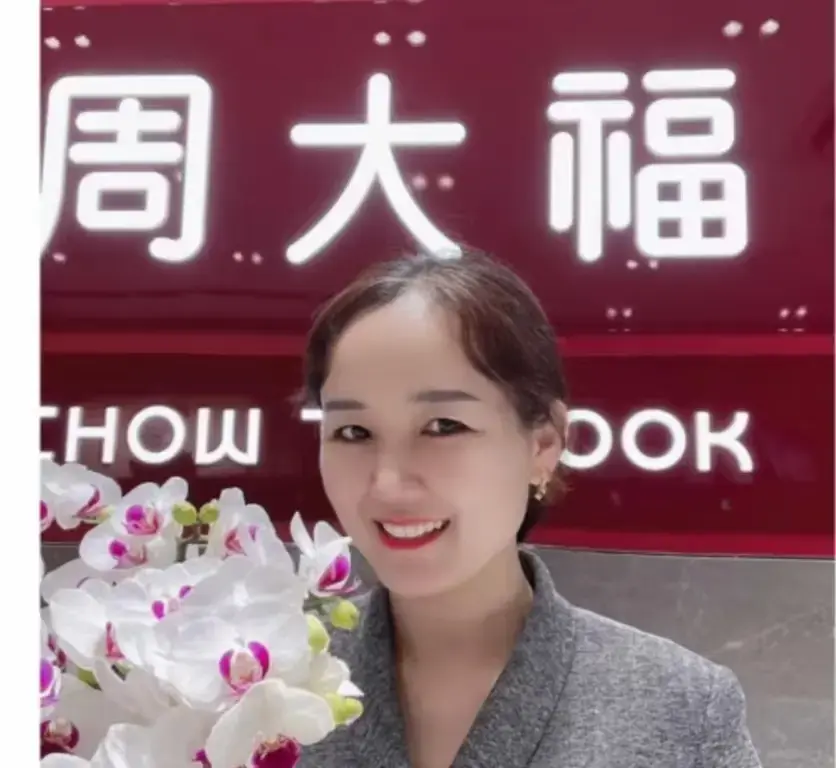盐城周大福金店一拖三事件完整版视频-射阳周大福突发一拖三速存-周大福一拖三附完整版视频在线观看